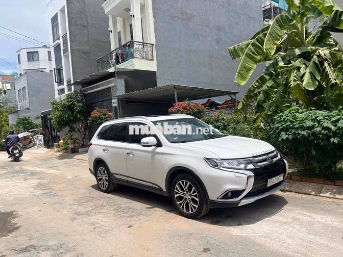 Mitsubishi Outlander 7 chỗ số tự động xăng Trắng