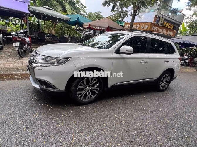 Mitsubishi Outlander 7 chỗ số tự động xăng Trắng