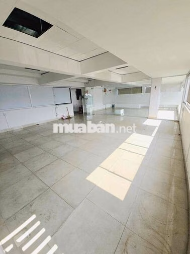 Cho thuê mặt bằng sân thượng, mặt tiền đường ngay Văn Lang