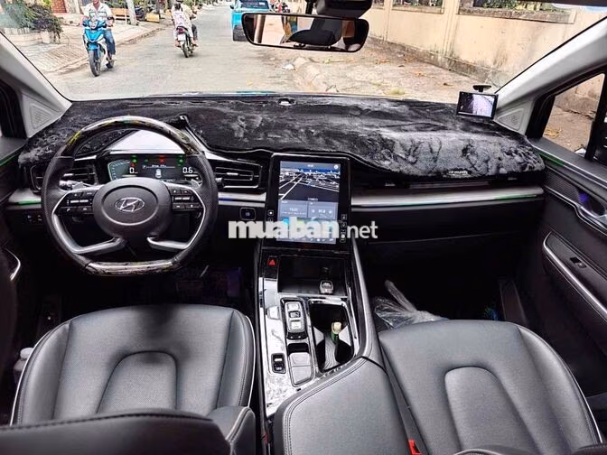 Hyundai Custin 2.0Pre 2023 Đen 7 chỗ