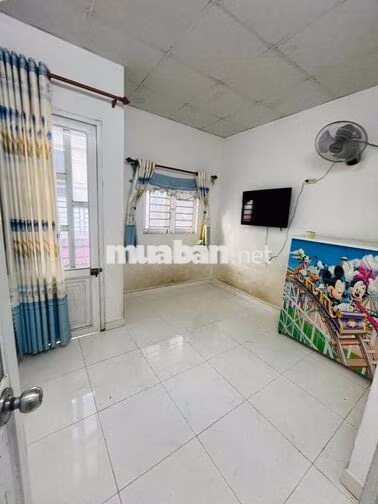 Nhà lầu trệt 30m2 Tc 100% 2pn 2vs gần ngã tư mồi