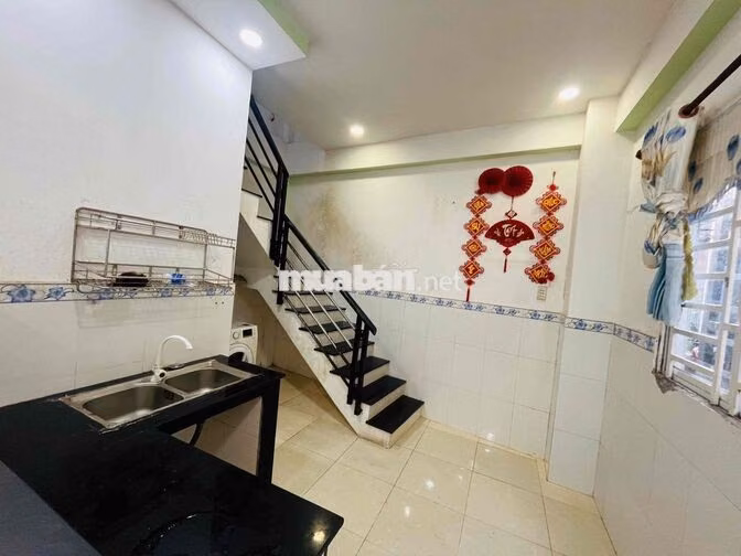 Nhà lầu trệt 30m2 Tc 100% 2pn 2vs gần ngã tư mồi