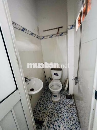 Nhà lầu trệt 30m2 Tc 100% 2pn 2vs gần ngã tư mồi