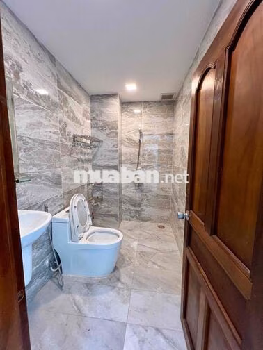 Cho Thuê Nhà Nguyên Căn Mới Sân Rộng Ôtô 1Trệt 2Lầu 4Pn 4Wc Hẻm Tải