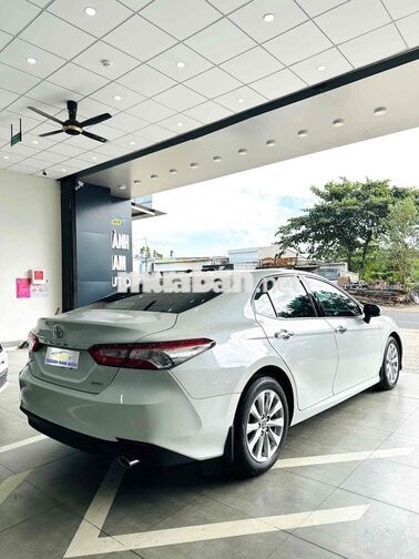 Toyota Camry 2021 2.0G Trắng