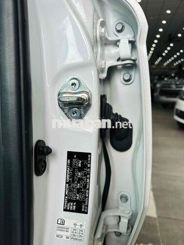 Toyota Camry 2021 2.0G Trắng