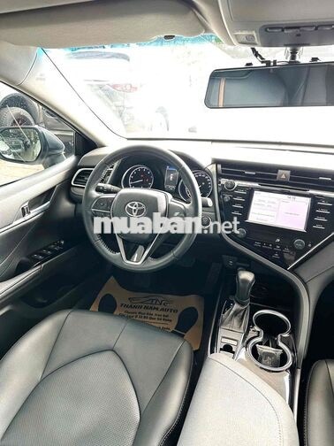 Toyota Camry 2021 2.0G Trắng