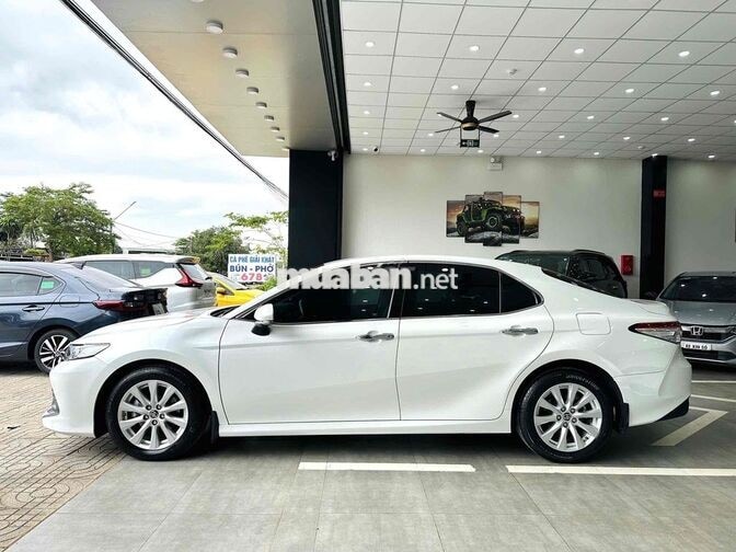 Toyota Camry 2021 2.0G Trắng