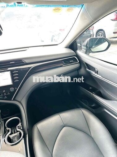 Toyota Camry 2021 2.0G Trắng