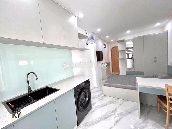 TONE TRẮNG CÓ GU MÁY GIẶT RIÊNG THANG MÁY