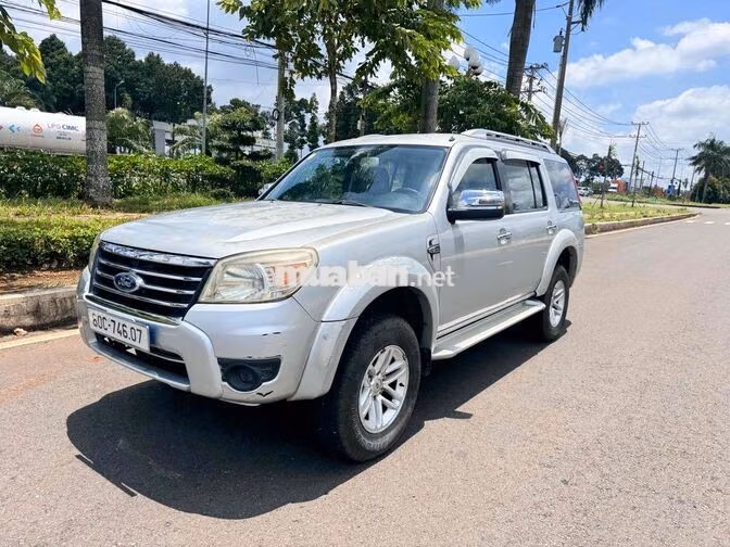 Ford Everest 2011 2 cầu Số sàn Xăng Bạc,xe cực đẹp