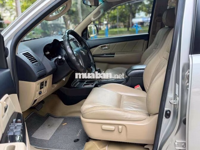 Toyota Fortuner 2015 Tự động Bạc 57000 km