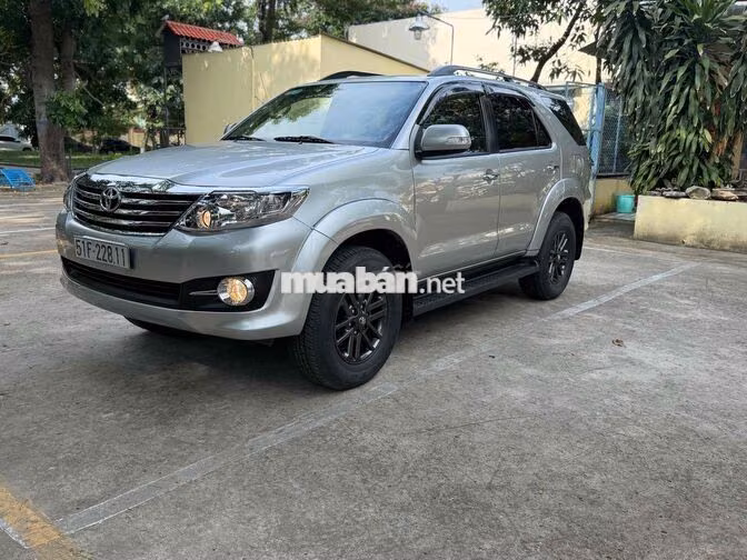 Toyota Fortuner 2015 Tự động Bạc 57000 km