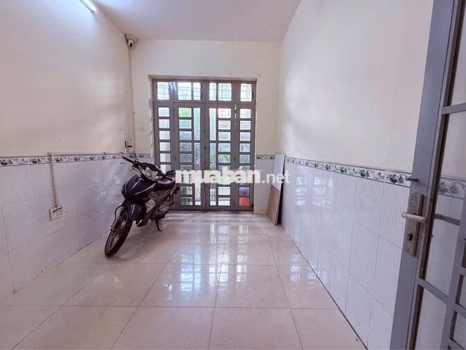 Bán Vinhomes Hóc Môn đường 13m lề đường 3m ngang 5m dài 10m HC đủ.