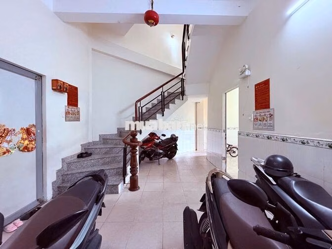 Bán Vinhomes Hóc Môn đường 13m lề đường 3m ngang 5m dài 10m HC đủ.