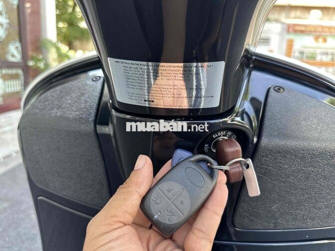 Piaggio Vespa GTS 300 HPE Đen 3.500 km