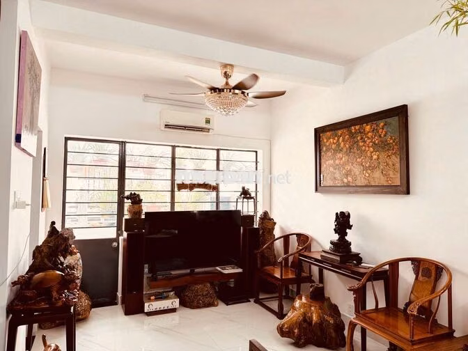 Chung cư ngay Công viên Lê Thị Riêng có thang máy 53m2
