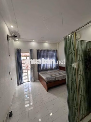 nhà mới sạch sẽ nội thất đầy đủ 