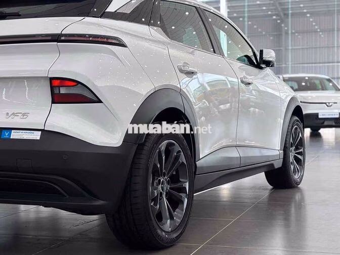 VF6 Trắng mới 100% được tặng