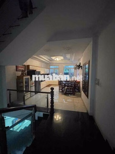 Cho thuê nhà 3 tầng (4,5m x 33m) 5 phòng ngủ hẻm 7m hướng đông