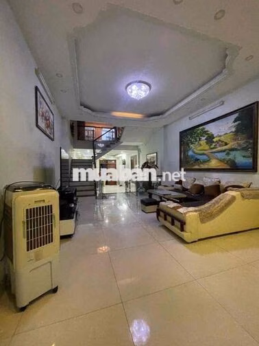 Cho thuê nhà 3 tầng (4,5m x 33m) 5 phòng ngủ hẻm 7m hướng đông