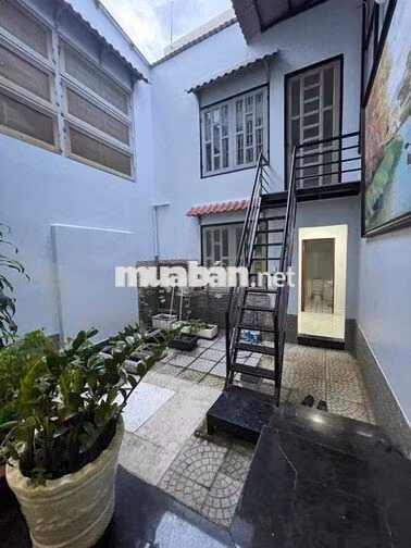 Cho thuê nhà 3 tầng (4,5m x 33m) 5 phòng ngủ hẻm 7m hướng đông
