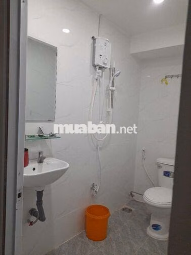 nhà Q1 1 trệt 1 lầu nội thất cb đầy đủ, mới sạch sẽ hẻm nhỏ