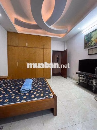 Cho thuê nhà 3 tầng (4,5m x 33m) 5 phòng ngủ hẻm 7m hướng đông
