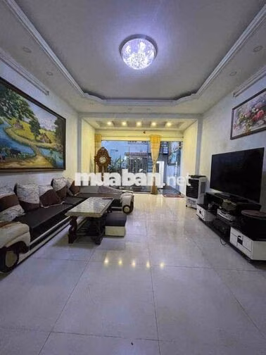 Cho thuê nhà 3 tầng (4,5m x 33m) 5 phòng ngủ hẻm 7m hướng đông