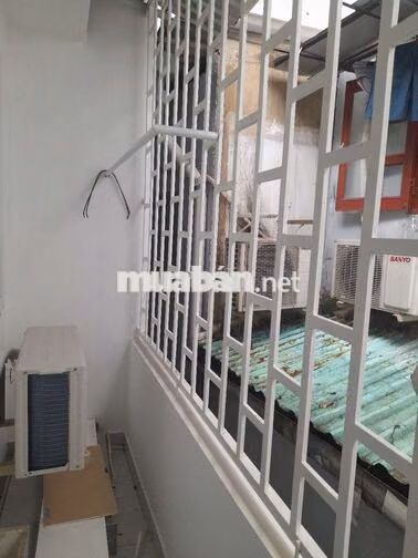 nhà Q1 1 trệt 1 lầu nội thất cb đầy đủ, mới sạch sẽ hẻm nhỏ