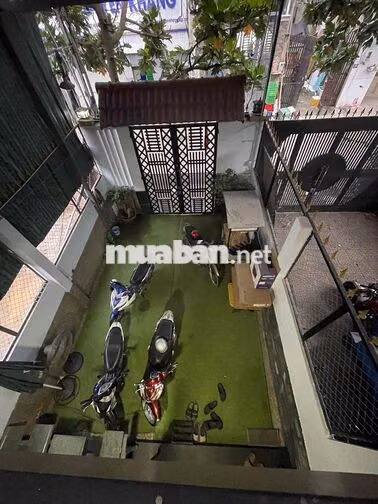 Cho thuê nhà 3 tầng (4,5m x 33m) 5 phòng ngủ hẻm 7m hướng đông