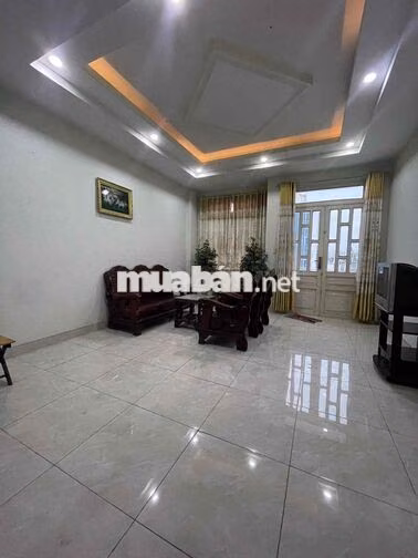 Cho thuê nhà 3 tầng (4,5m x 33m) 5 phòng ngủ hẻm 7m hướng đông