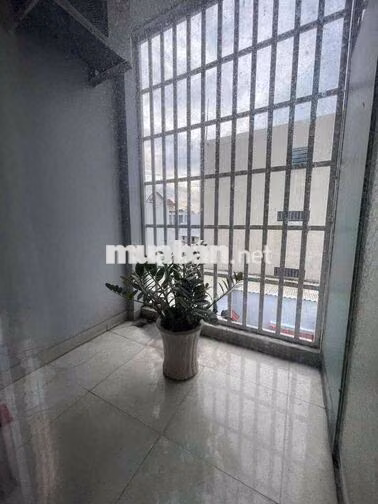 Cho thuê nhà 3 tầng (4,5m x 33m) 5 phòng ngủ hẻm 7m hướng đông