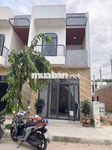 Bán gấp nhà đẹp 2 tỷ 5 ngay đường lớn HL 409, tân hiệp, bình dương
