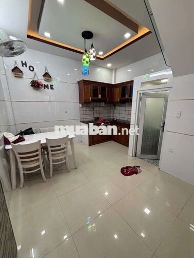 nhà mới sạch sẽ nội thất đầy đủ 