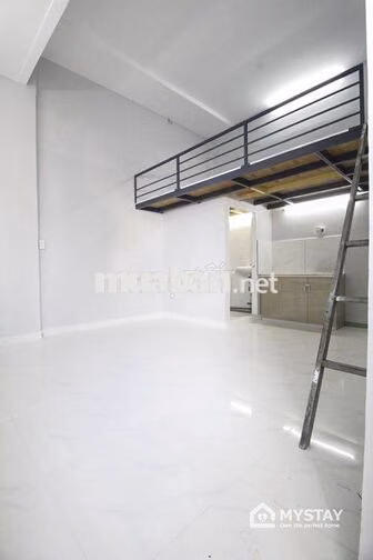 Phòng có gác cao 1m8 cửa sổ thoáng đường Thiên Hộ Dương, Phạm Văn Đồng