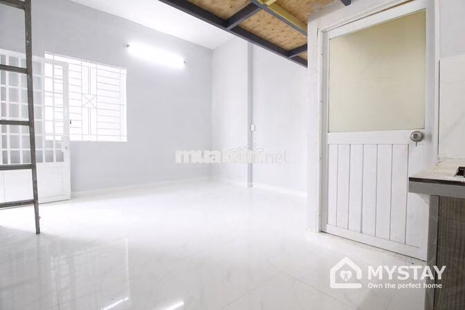 Phòng có gác cao 1m8 cửa sổ thoáng đường Thiên Hộ Dương, Phạm Văn Đồng