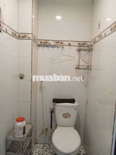 N/C DT: 4 x 8 TRỆT,1  LẨU,.2 WC. MỚI SẠCH SẼ .ĐNC, CÓ SÂN CHỈ ,6TR./Th