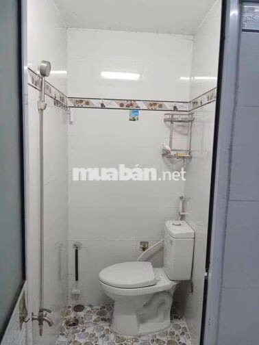 N/C DT: 4 x 8 TRỆT,1  LẨU,.2 WC. MỚI SẠCH SẼ .ĐNC, CÓ SÂN CHỈ ,6TR./Th