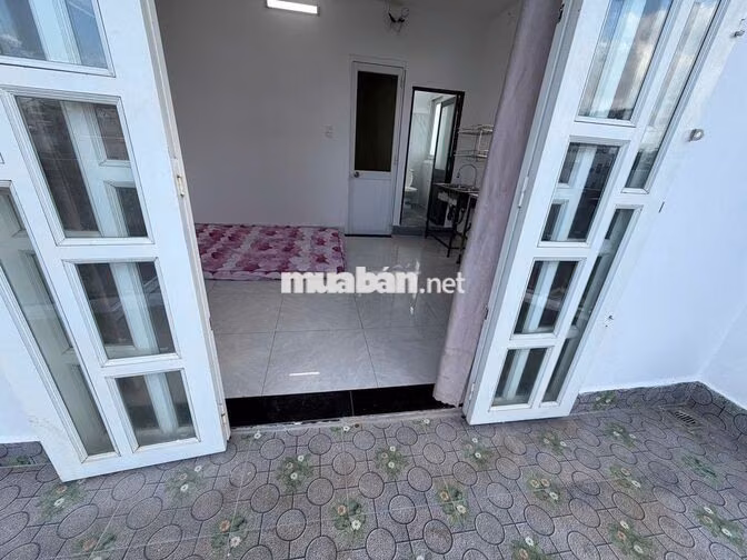 Phòng Lê Quang Định khúc gần Phạm Văn Đồng, có BAN CÔNG, full nội thất