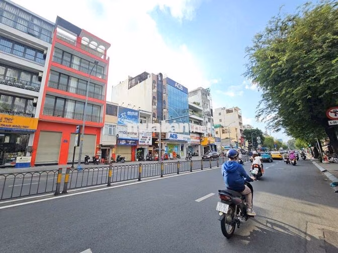 TÒA NHÀ MT LÊ VĂN DUYỆT Q. BÌNH THẠNH , DTSD : 700M2 NGANG 8M , 100TR
