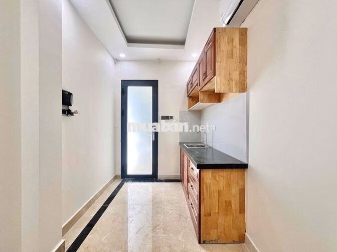 STUDIO CỬA SỔ TRỜI_TÁCH BẾP NHẸ MỚI 100% SẴN MÁY LẠNH, CÓ THANG MÁY