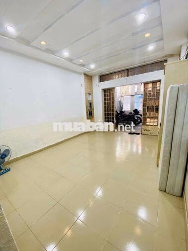 🍒 Cho thuê nhà trệt 80m2 có cổng sân, 5’ tới Q1