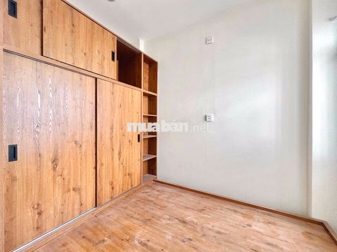 STUDIO CỬA SỔ TRỜI_TÁCH BẾP NHẸ MỚI 100% SẴN MÁY LẠNH, CÓ THANG MÁY