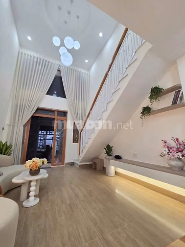 Kẹt tiền Bán Lỗ căn nhà xây mới, có sân vườn hẻm ô tô gần Ngã Ba Giồng