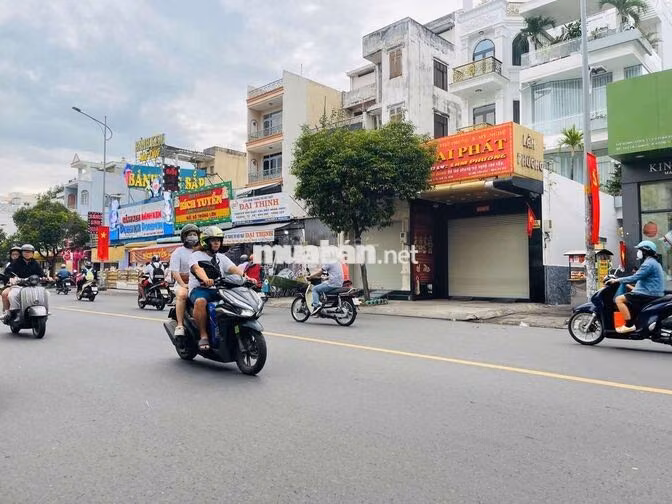 Cho thuê nhà góc 552-554 Hậu Giang,
Phường 12, Quận 6.