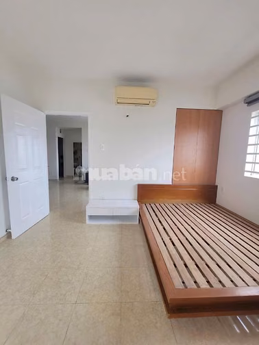 Căn 3 phòng ngủ sẵn nội thất C/c  Hoa Sen- Lạc Long Quân giá 15tr/th