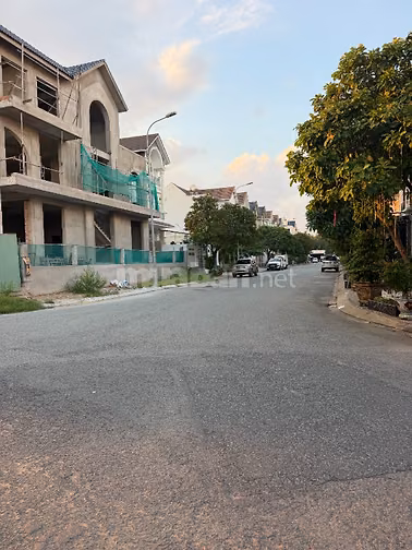 Biệt Thự xây thô 10x24m,đất 239,5m2 DTSD 850m2