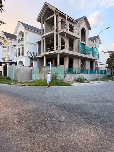 Biệt Thự xây thô 10x24m,đất 239,5m2 DTSD 850m2