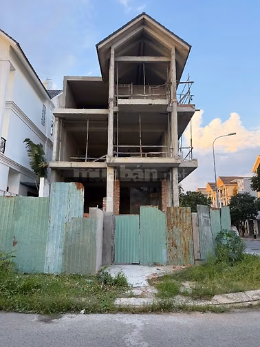Biệt Thự xây thô 10x24m,đất 239,5m2 DTSD 850m2